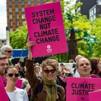 Foto van Klimaatexpert Hilde Stroot bij de klimaatmars in 2024. "Blijf je uitspreken voor klimaatactie!"