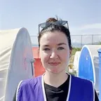 Elsa van Zoest met een hesje van Oxfam Novib aan. Op de achtergrond staan tenten.