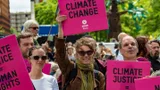 Foto van Klimaatexpert Hilde Stroot bij de klimaatmars in 2024. "Blijf je uitspreken voor klimaatactie!"