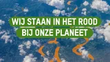 Een luchtfoto met op de voorgrond de tekst: Wij staan in het rood bij onze planeet