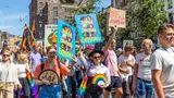 Demonstrerende mensen tijdens de Pride mars in 2022
