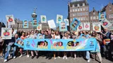 Pride demonstratie in Amsterdam met een banner met de tekst: Samen strijden wij voor gelijkheid