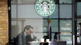 Foto van voormalig minister van Financiën Jeroen Dijsselbloem bij de Starbucks.
