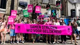 Pride-demonstranten met een spandoek met daarop de tekst "samen strijden wij voor gelijkheid'
