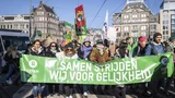 Demonstranten met een spandoek met de tekst: Samen strijden wij voor gelijkheid