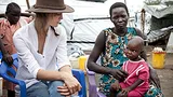 Keira Knightley praat met een kind in Zuid Sudan