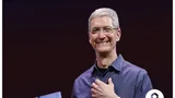 Apple CEO Tim Cook houdt een blauwe Belastingdienst envelop vast. Achter hem staat de tekst: One more thing...