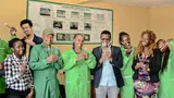 Lachende medewerkers van Recycle Pens & Pencils houden pennen en potloden vast. Recycle Pens & Pencils is een SME-bedrijf uit Kenia.