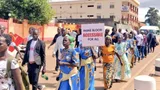 Demonstranten op staat in Uganda. Op een protestbord staat: Make blood accessible for all.