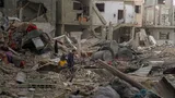 Een man uit Gaza op weg naar wat over is van zijn huis temidden van verwoeste gebouwen