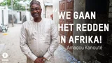 Foto van Amadou Kanouté in een straat.