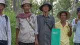 Foto van mannen op een rij in Cambodja.