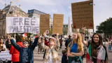 Demonstranten met 'Free Palestine'-borden