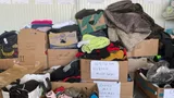 Foto van kleding die aan de grens is verzameld voor Oekraïense vluchtelingen.