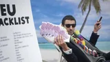 Een man in pak zit op een tropisch strand en houdt allemaal briefjes van 500 euro vast. Op de voorgrond een papier met de titel EU blacklist.