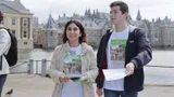 Twee jongeren voeren campagne bij het Binnenhof