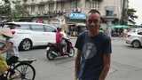 foto van Dolf Jansen op een straat in Vietnam