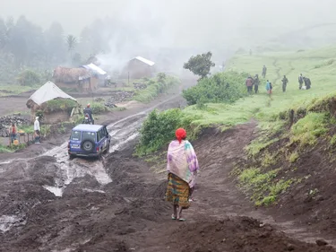 Oxfam waterleiding drc congo 6 moeilijk begaanbaar terrein terreinwagen