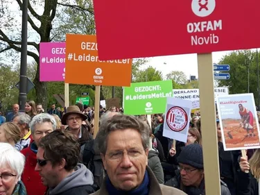 Mensen met borden en spandoeken.