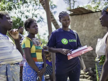 Vier Afrikaanse vrouwen zijn in gesprek. Een van hen draagt een t-shirt van Oxfam.