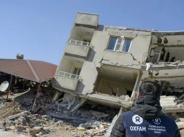 Medewerker van Oxfam-Novib bij een ingestort gebouw