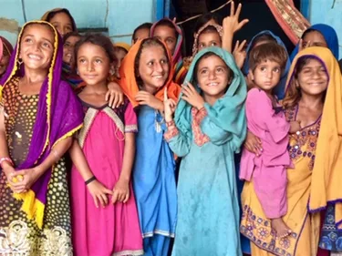 Een groep Pakistaanse meisjes in kleurige jurken.