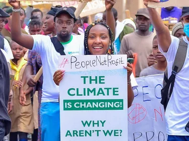 Klimaatactiviste Elizabeth houdt een protestbord vast tijdens een demonstratie