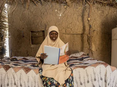 Zahara Seybou eest een boek op bed