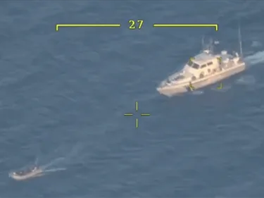 Een Grieks marineschip onderschept een rubberboot.