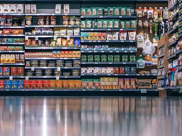 Supermarkt interieur met winkelschappen.