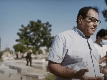 Izzeldin Abuelaish sluit zijn ogen bij de graven van zijn gedode familieleden.