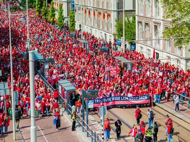 100.000 mensen in het rood demonstreren in Den Haag