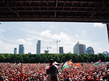 Een grote menigte in Den Haag voor de Rode Lijn-actie