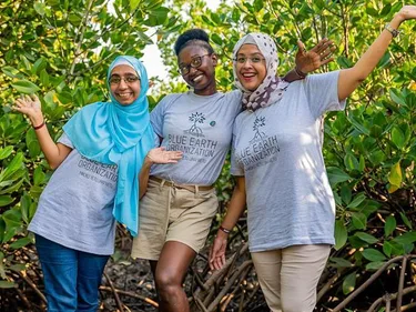 Foto van atma Alimohamed, Joyce Koech en Summayya Mohamedali uit Kenia.