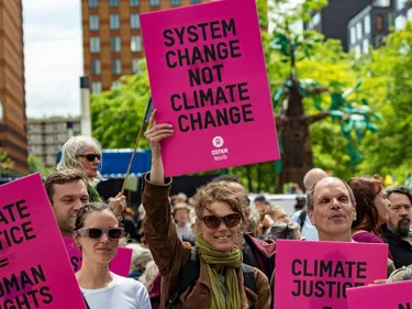 Foto van Klimaatexpert Hilde Stroot bij de klimaatmars in 2024. "Blijf je uitspreken voor klimaatactie!"