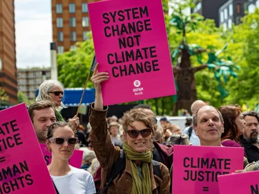 Foto van Klimaatexpert Hilde Stroot bij de klimaatmars in 2024. "Blijf je uitspreken voor klimaatactie!"