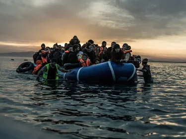 Mensen op de vlucht in een bootje op het water