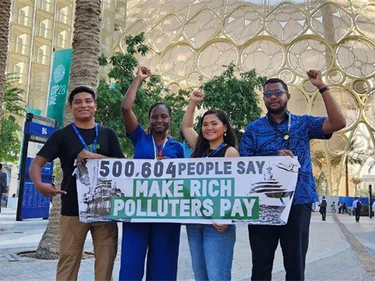 Foto van activisten met spandoek