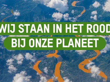 Een luchtfoto met op de voorgrond de tekst: Wij staan in het rood bij onze planeet