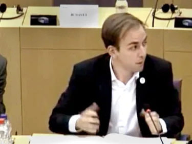 Johan spreekt in een conferentiezaal.