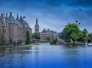 Het Binnenhof en de Hofvijver in Den Haag.