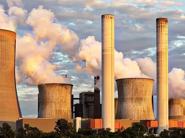 Rokende koeltorens en schoorstenen van industrie.