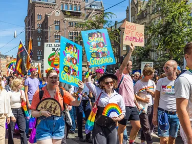 Demonstrerende mensen tijdens de Pride mars in 2022