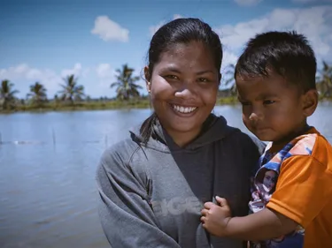 Moeder en kind bij het water
