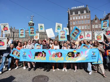 Pride demonstratie in Amsterdam met een banner met de tekst: Samen strijden wij voor gelijkheid
