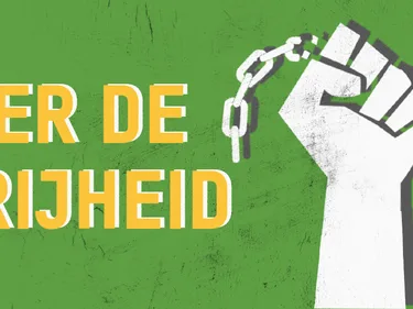 Een vuist houdt een keten vast. Daarnaast de tekst: Vier de vrijheid.