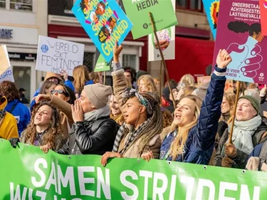 Vrouwen demonstreren voor gelijkheid.