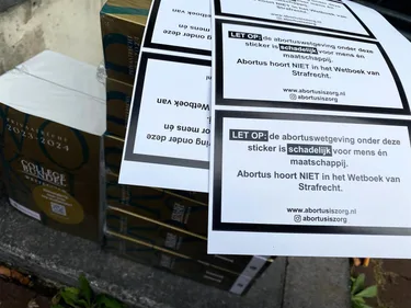 Foto van pamfletten burgerinitiatief Abortus is geen misdaad