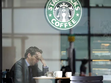 Foto van voormalig minister van Financiën Jeroen Dijsselbloem bij de Starbucks.