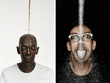 Maxi Jazz en Dolf Jansen gefotografeerd met suiker over hen heen.